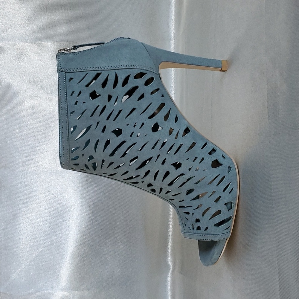 🆕️ White House Black Market Stacey Wintergreen Laser-Cut Booties SIZE: 10M - Picture 1 of 8